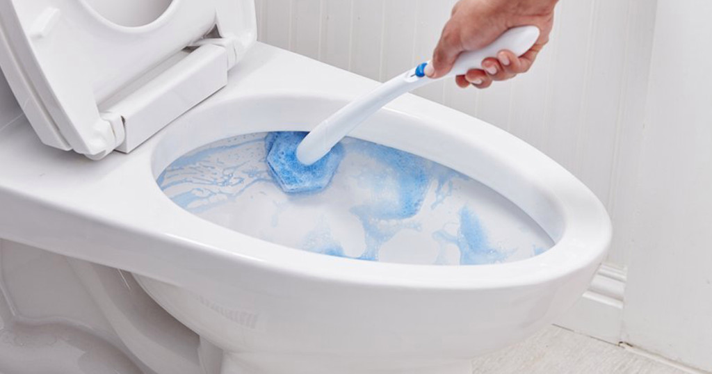 cleaning toilet with clorox wand