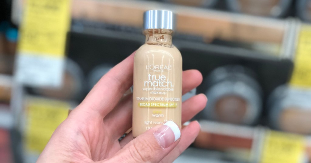 woman hand holding l'oreal true match foundation