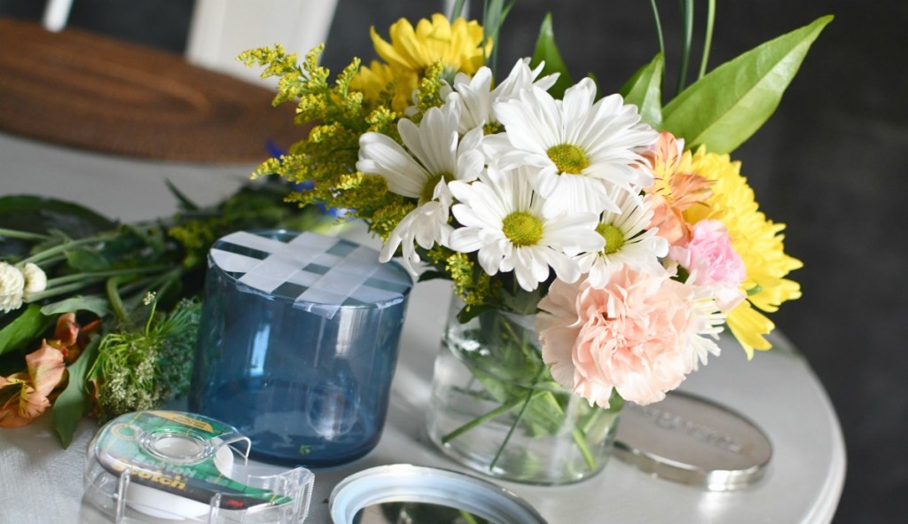 Arreglo floral en tarro de baño y carrocería