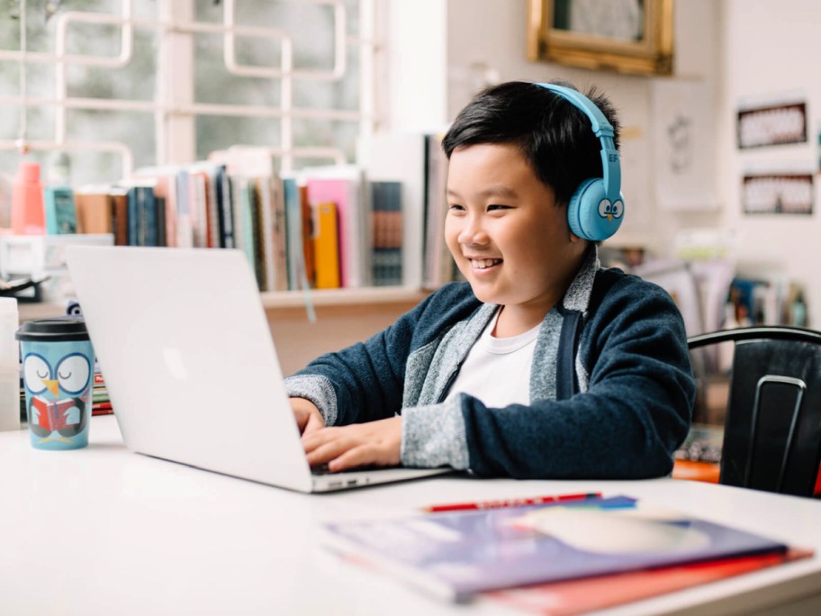 ef teach online student on laptop