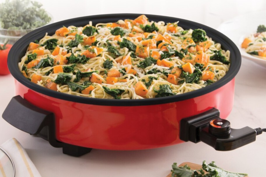 Dash rapid skillet cooker with veggies in it