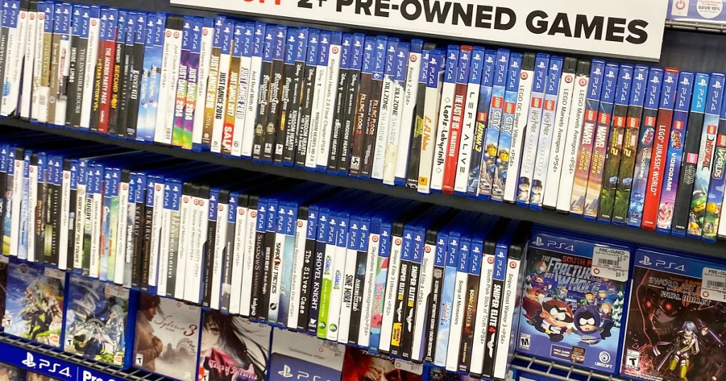 Ladenauslage voller gebrauchter Videospiele
