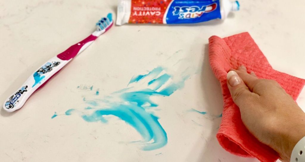 استخدمي قطعة قماش سويدية لتنظيف فوضى معجون الأسنان في الحمام