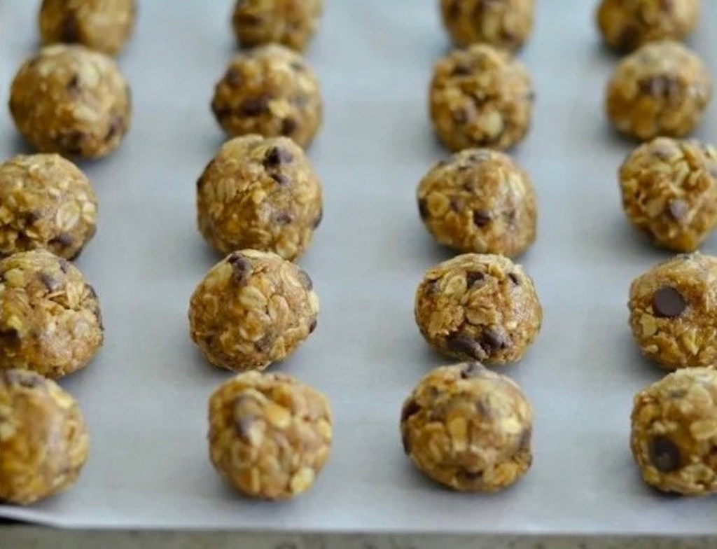 oatmeal bites rolled into balls on tray