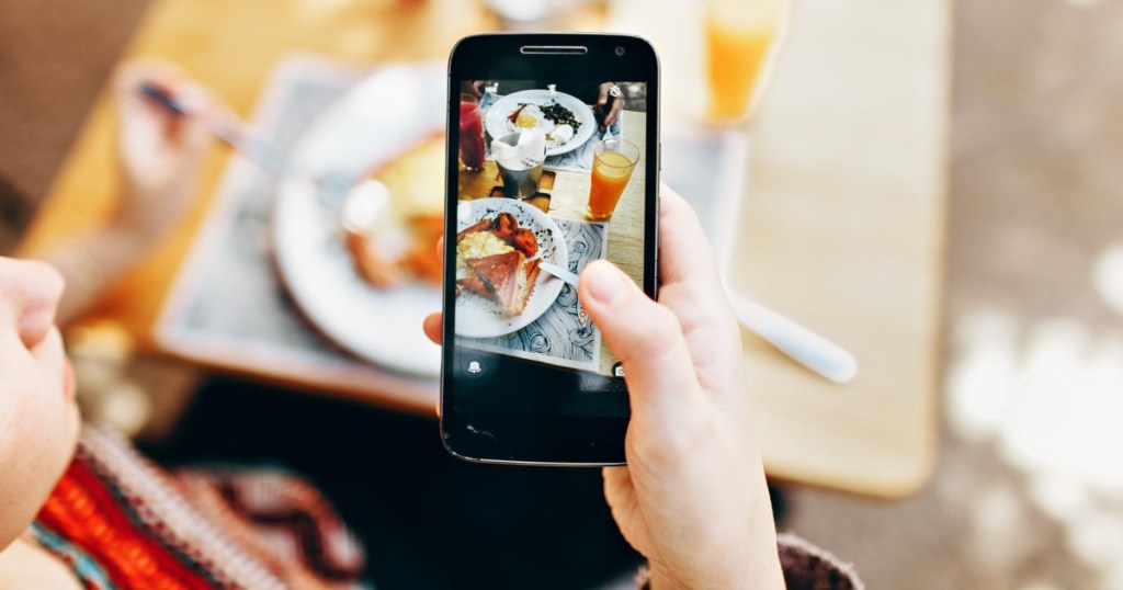 woman photographic brunch with phone