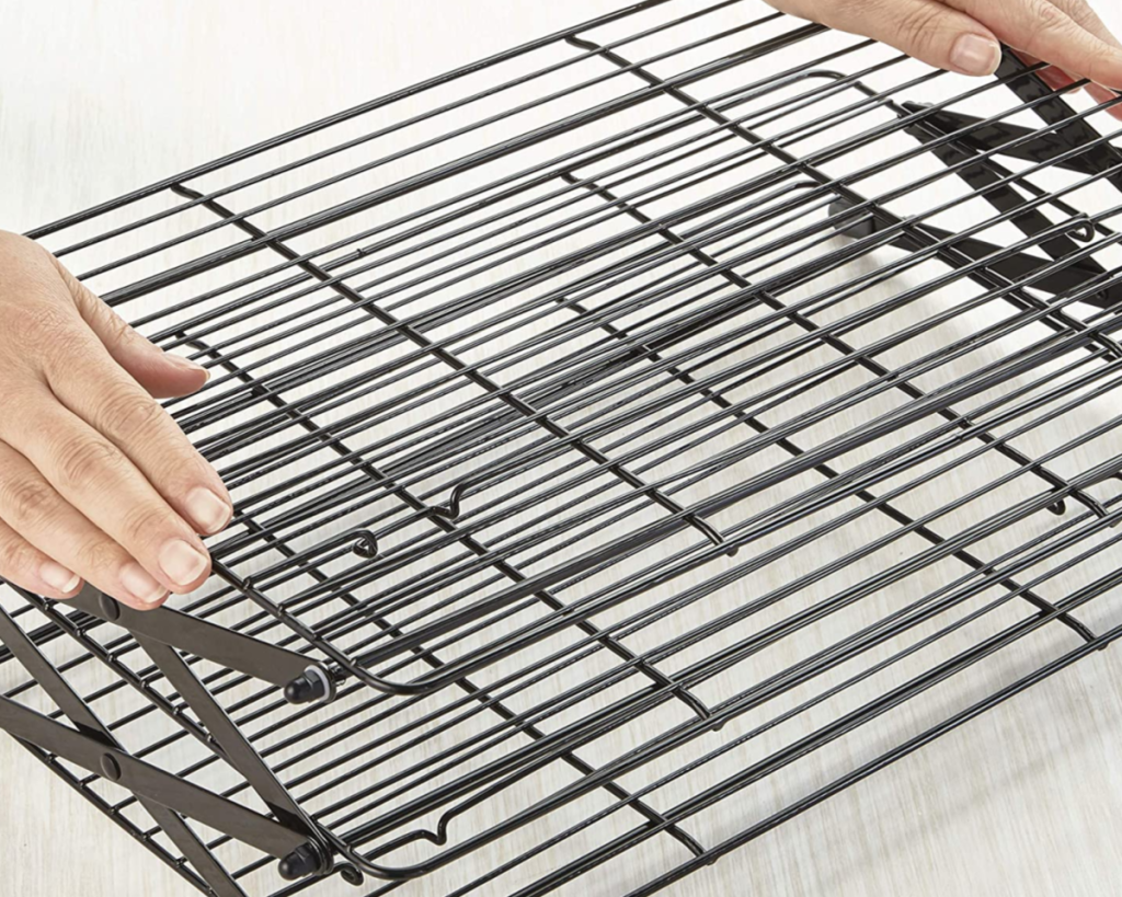 wilton collapsible cooling wire rack with hands cooling