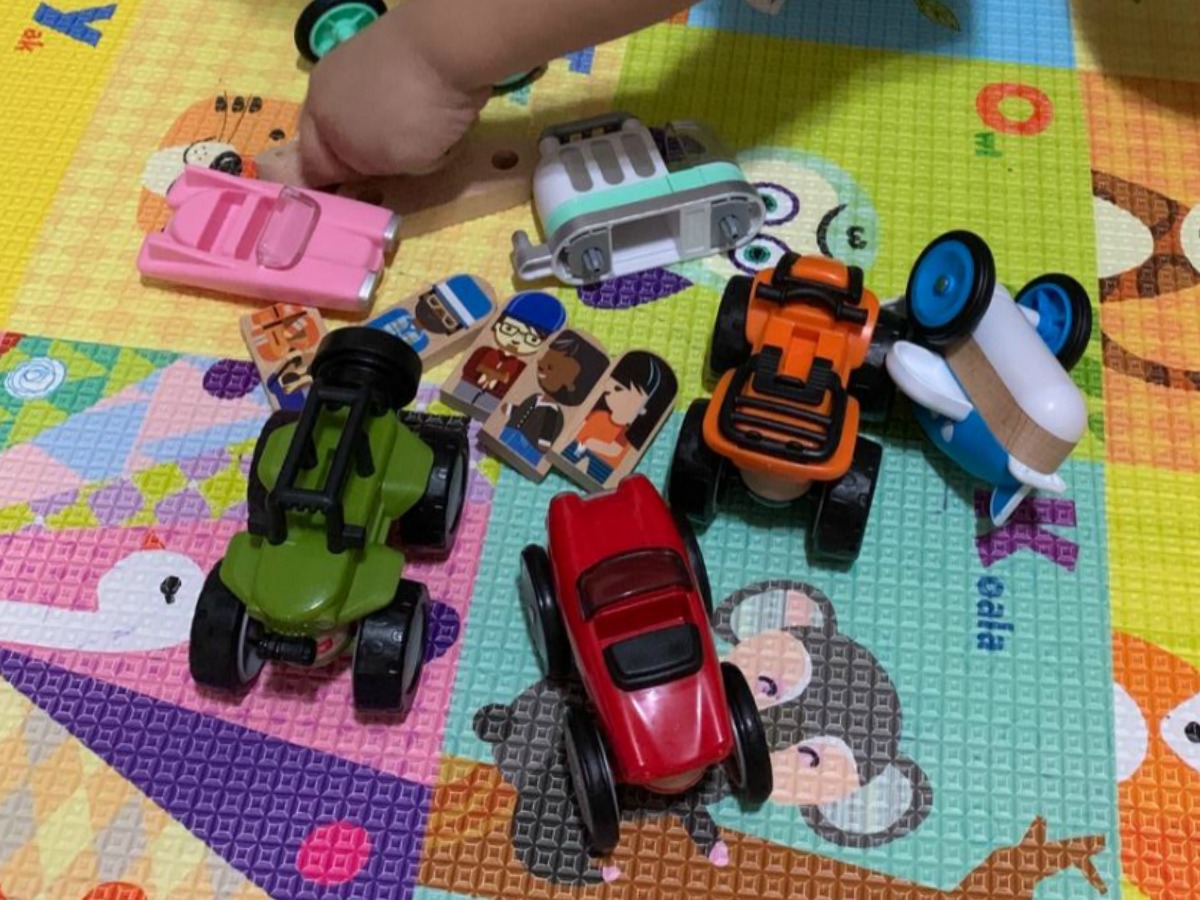cars on playmat in differen colors