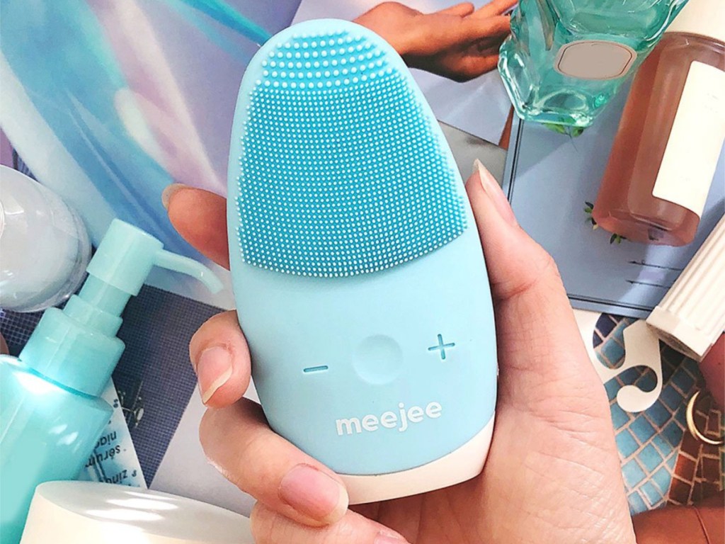 Meejee Sonic Pulse Cleansing Brush in person's hand