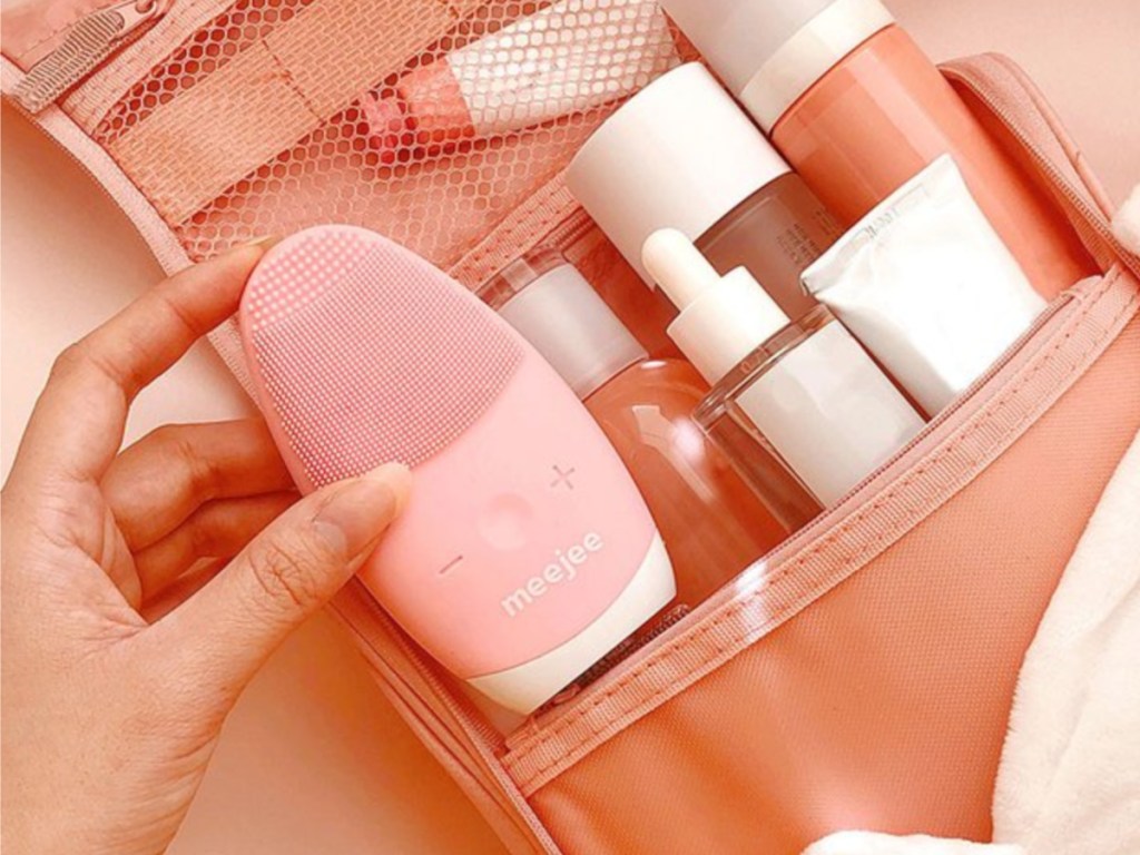 Meejee Sonic Pulse Cleansing Brush in travel bag