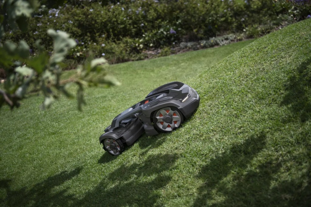 robot mowing device on slope