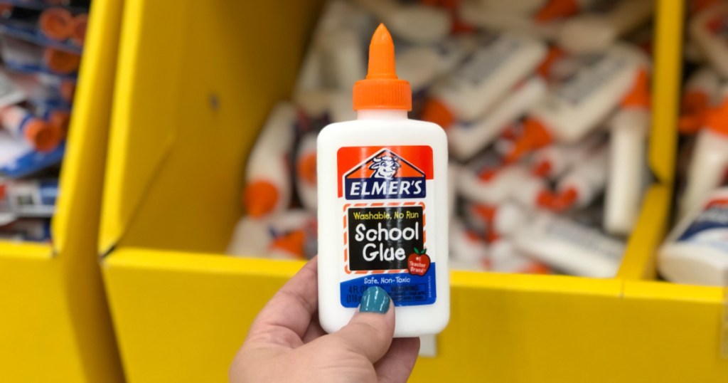 pegamento elmers en la mano en la tienda