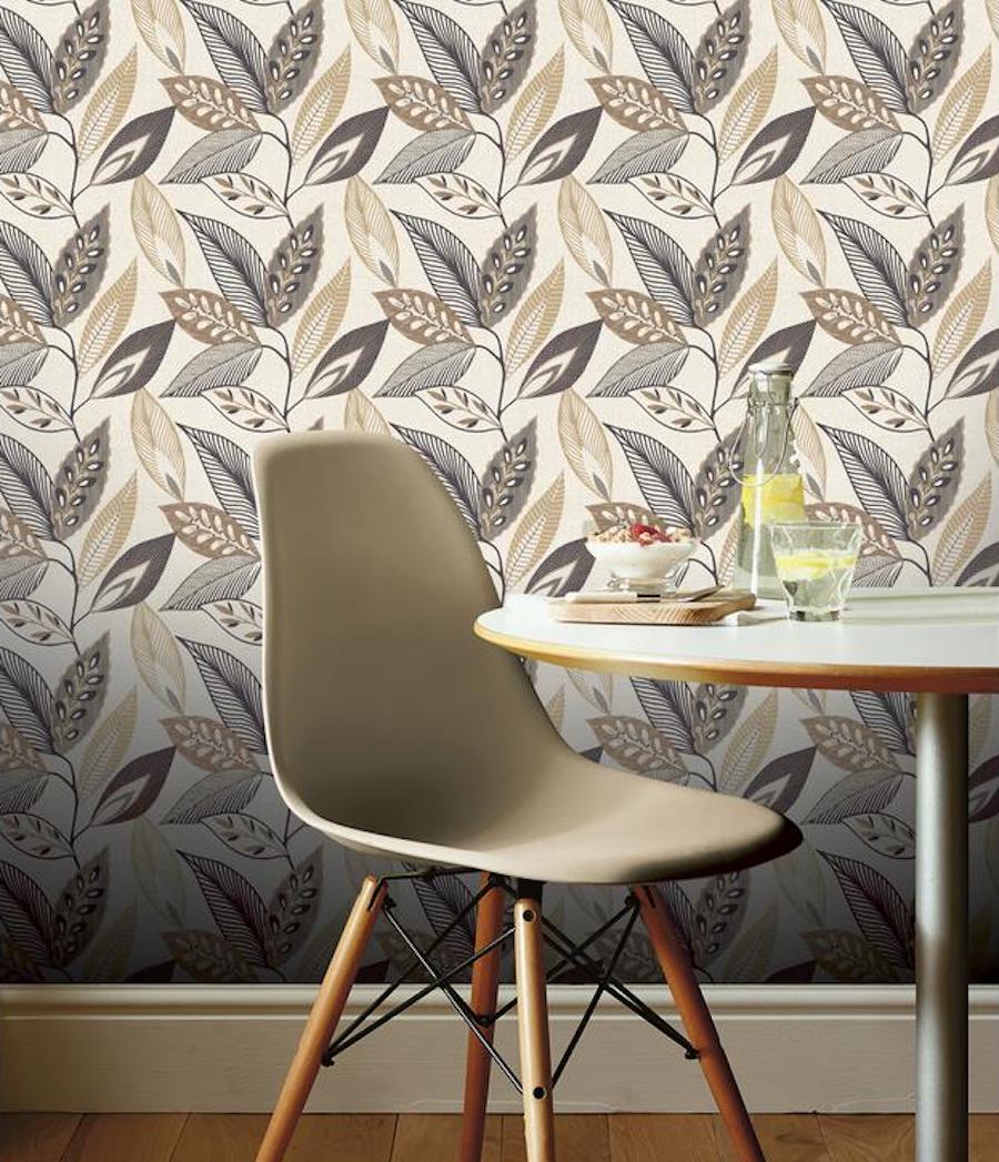 Trendy leaf wallpaper in kitchen