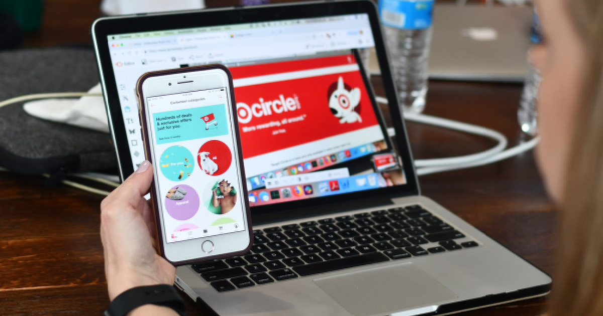 cílový kruh na telefonu a notebooku