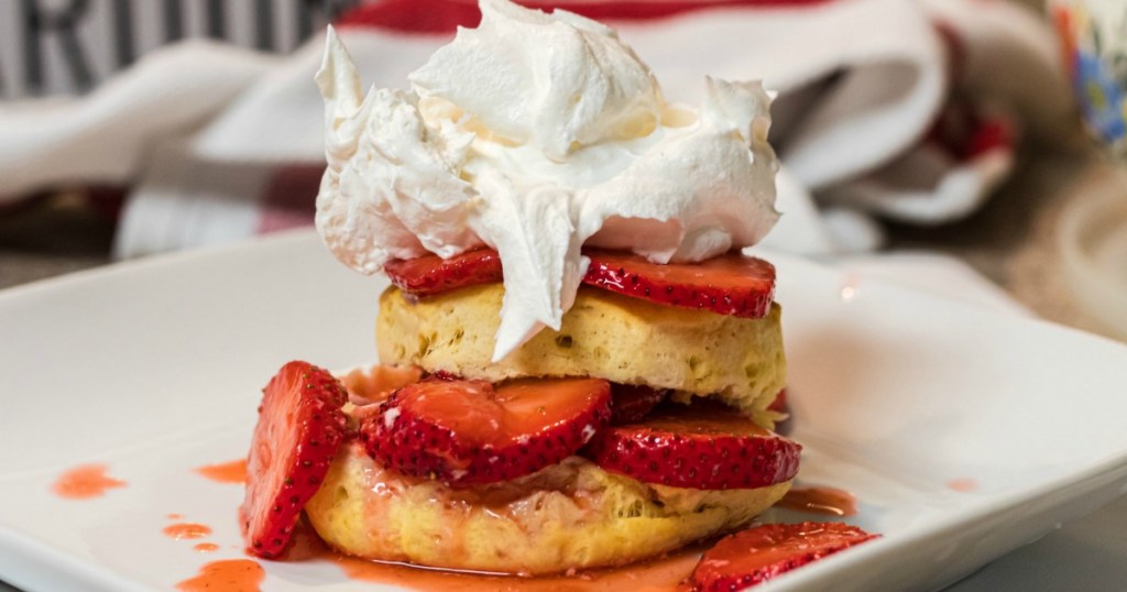 strawberry shortcake with whipped cream 