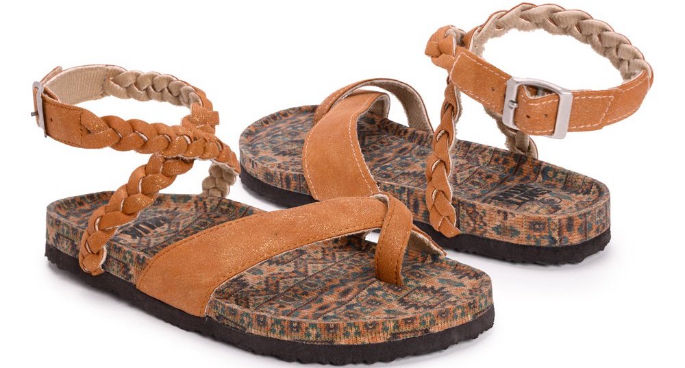muk luk thong sandals