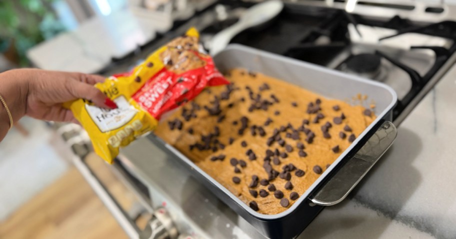adding chocolate chips to pumpkin bars (1)