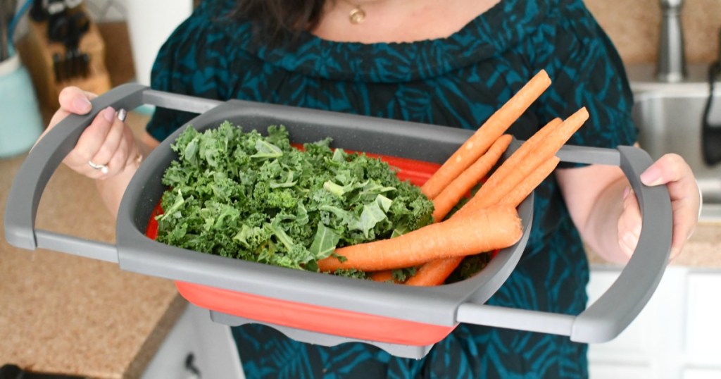 collapsible colander with veggies inside