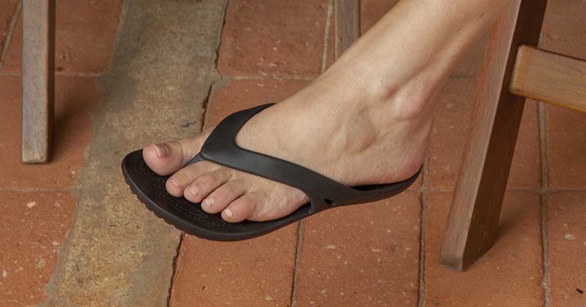 amazon crocs women's flip flops