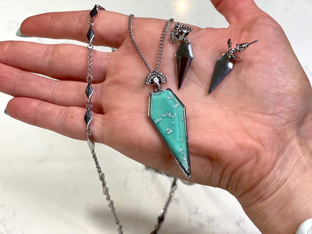 3-piece jewelry set on hand 