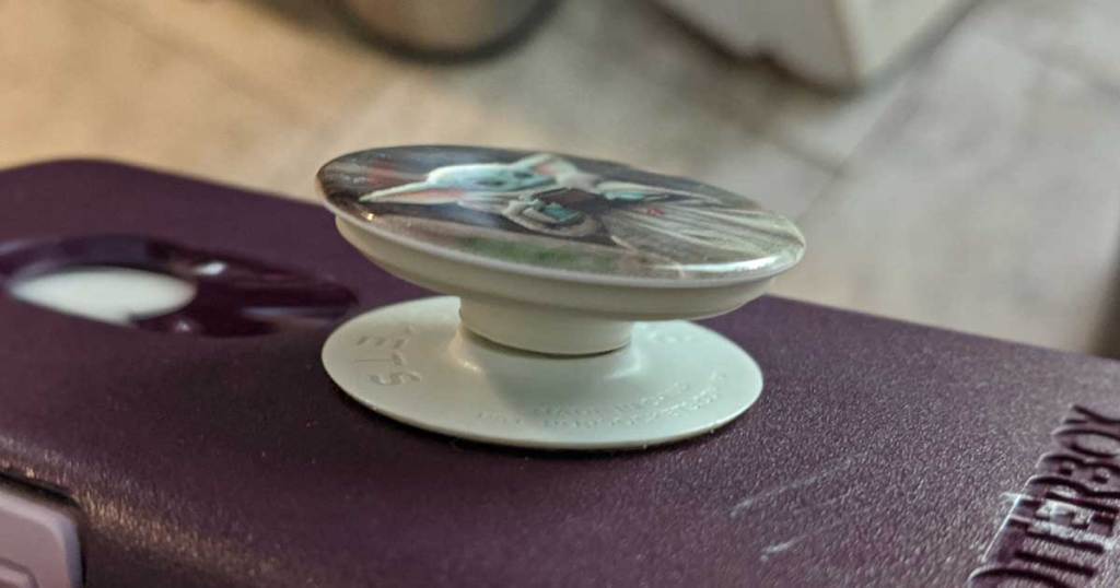 up close picture of popsocket on phone