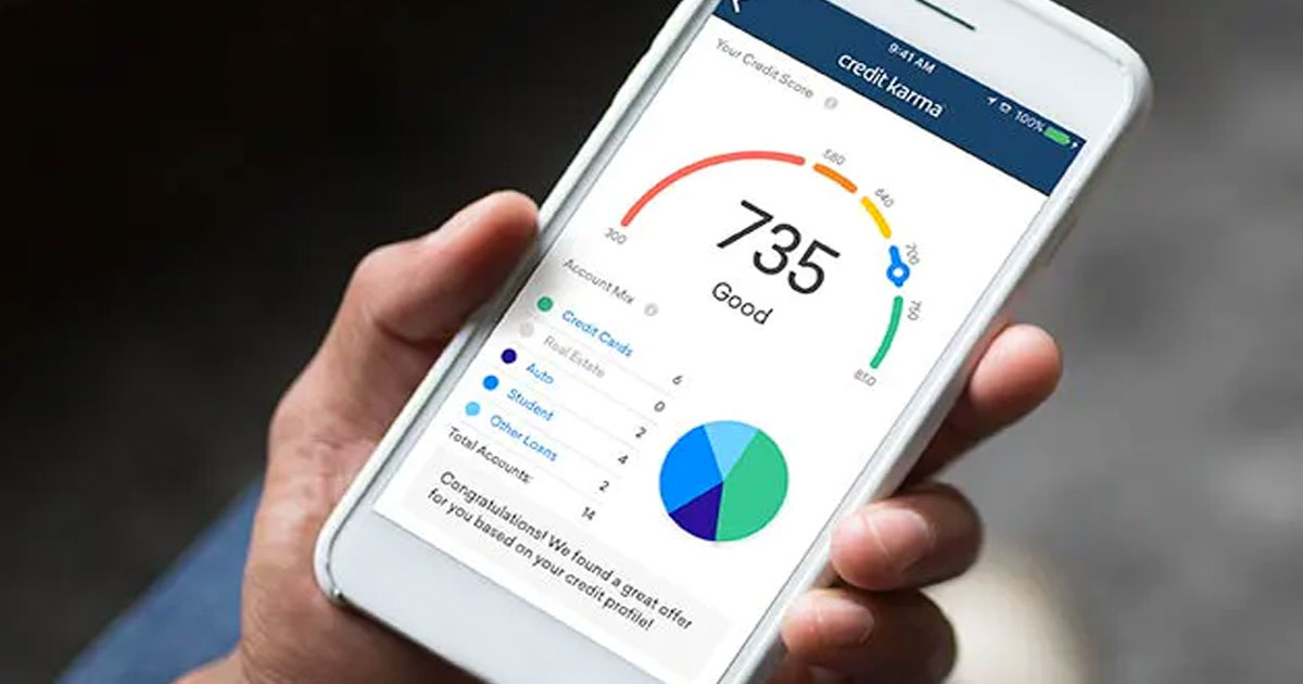Kredi puanı gösteren kredi karma uygulamasıyla beyaz iPhone tutan kişi