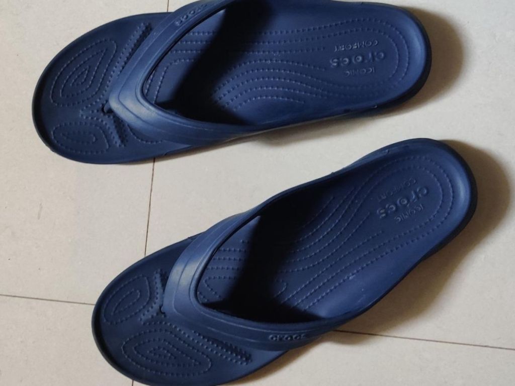 navy blue crocs flip flops