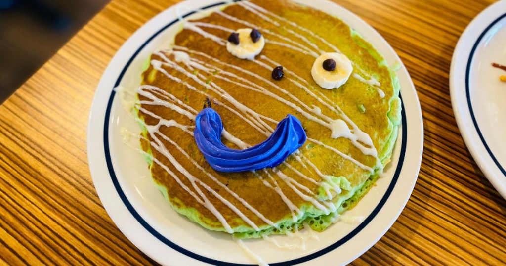 table avec crêpe avec glaçage et sourire dessus