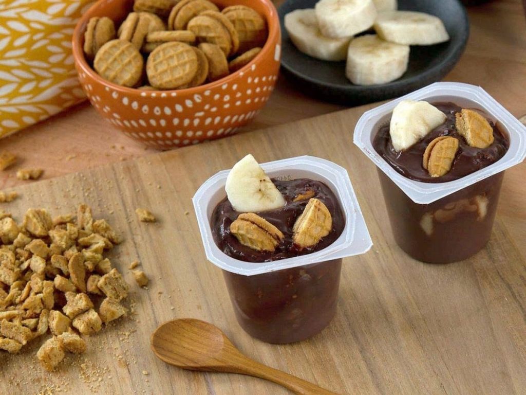 Snack Pack with bananas and cookies 