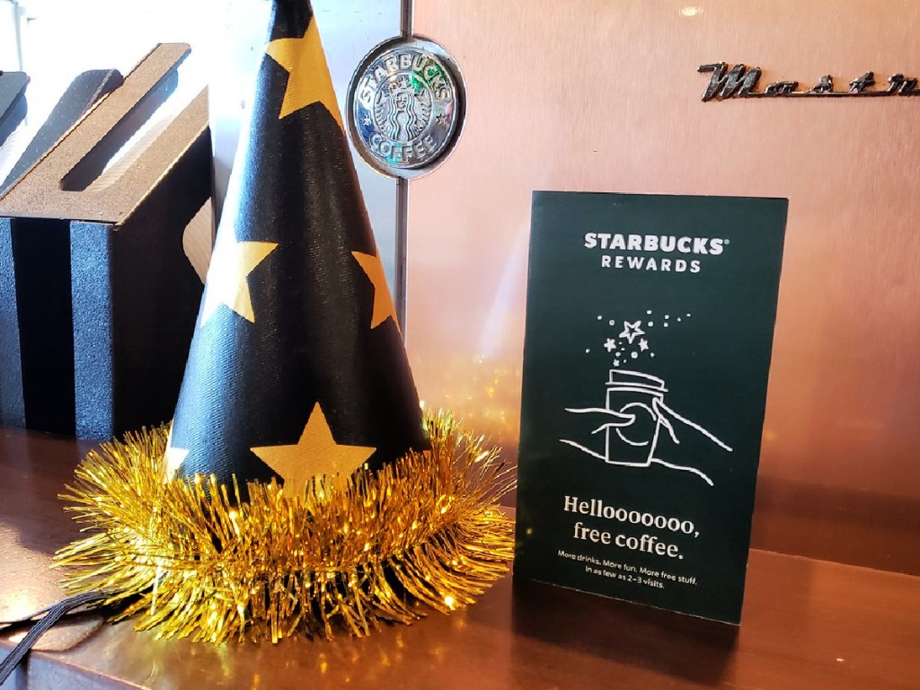 Informationsflyer und Geburtstagshut zu den Starbucks-Prämien
