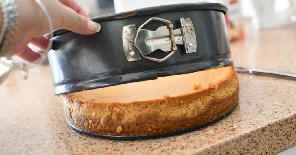 taking cheesecake out of pan