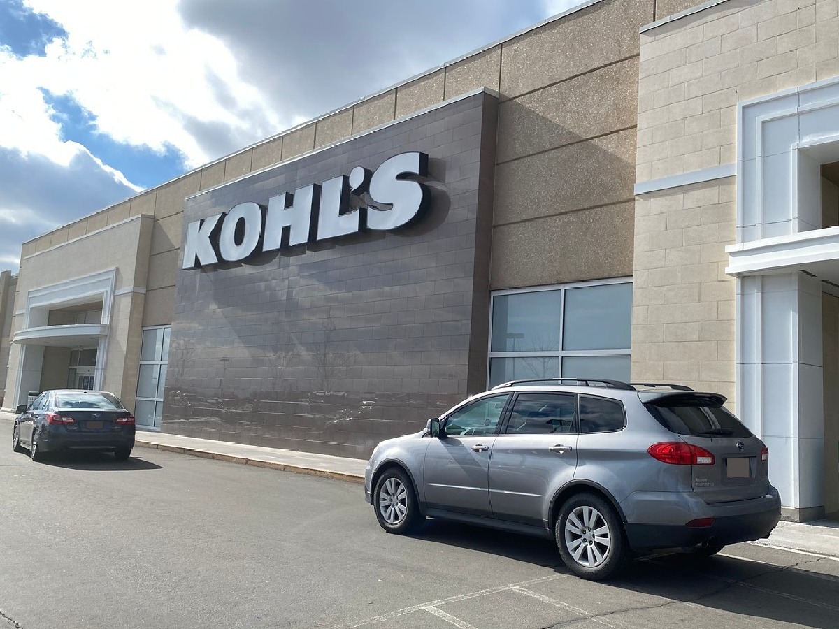 Kohl's Curbside pickup in front of store
