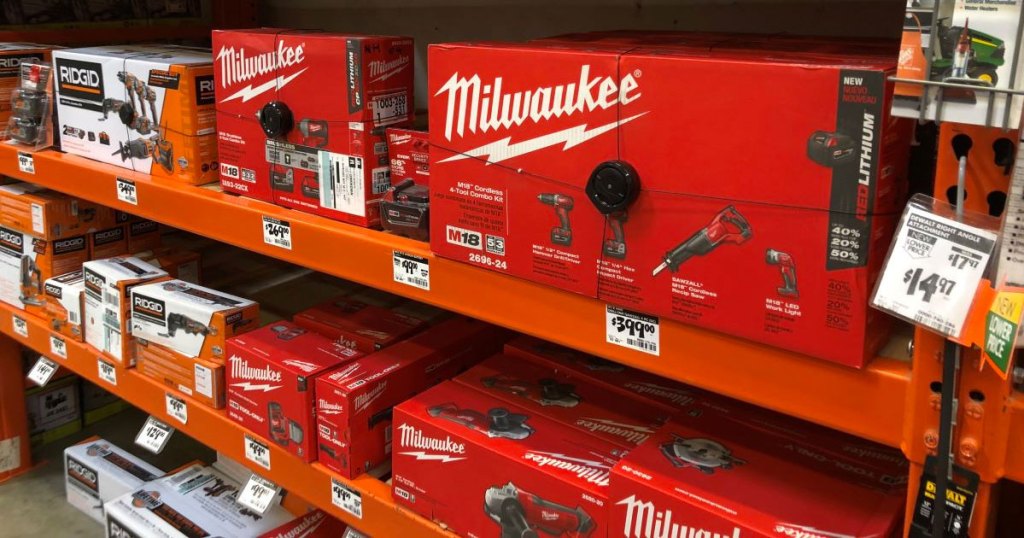 Zestawy narzędzi Milwaukee na pomarańczowych półkach Home Depot