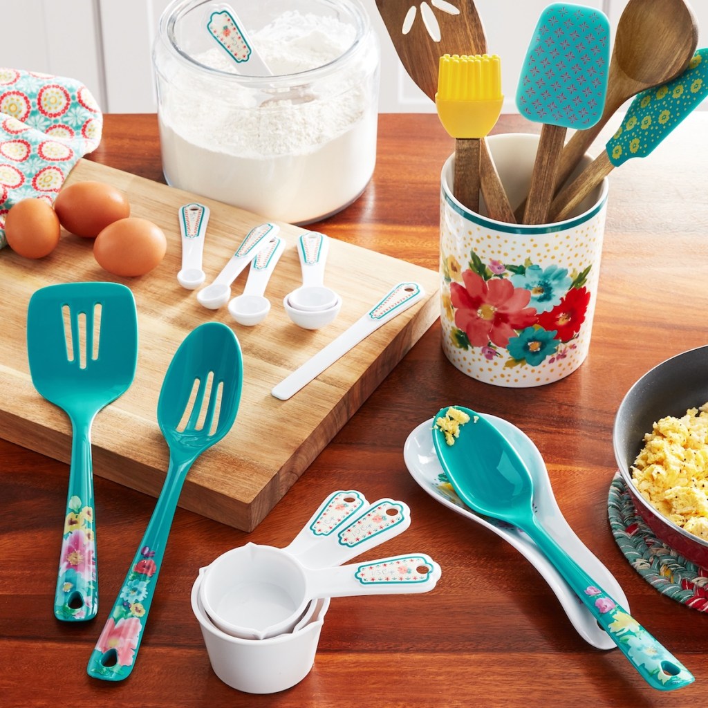 https://hip2save.com/wp-content/uploads/2020/11/Pioneer-Woman-Utensil-Set-and-Crock.jpeg?resize=1024%2C1024&strip=all