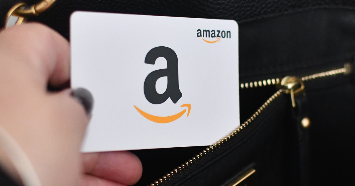 hand putting amazon gift card in purse