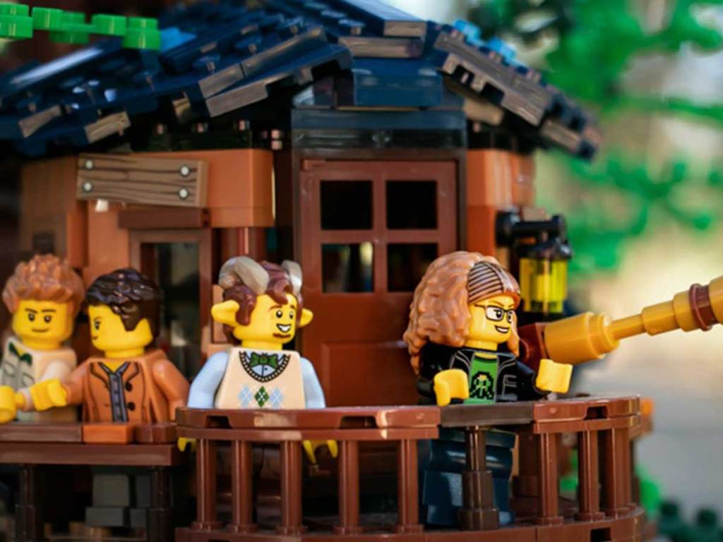 up close picture of lego tree house people
