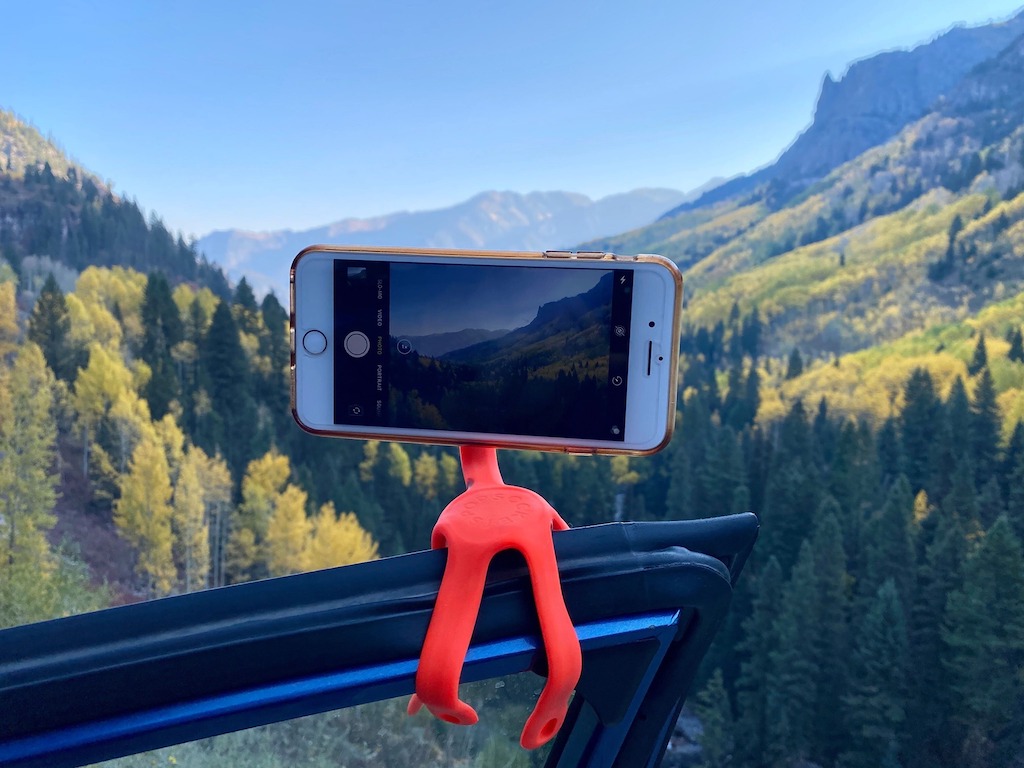 popmount with iphone sitting on car window 