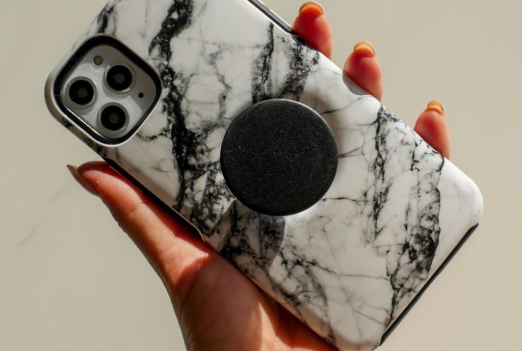 hand holding marble phone with black glitter popsocket