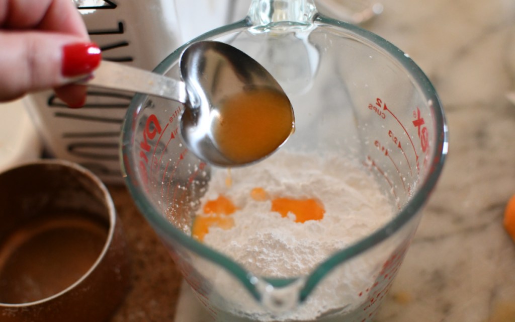 pouring juice in measuring cup