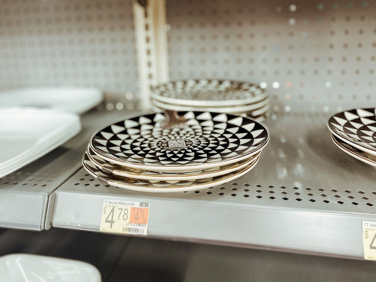 black and white Thyme & Table Salad Medallion plates on a store shelf