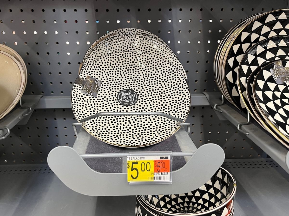 black and white Thyme & Table Salad Dot plates on display in a store