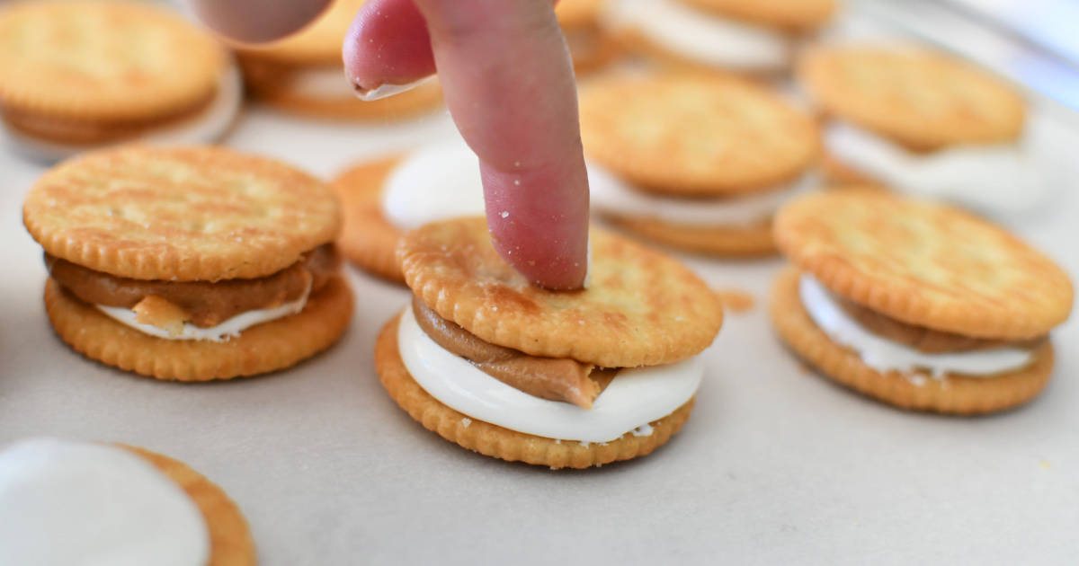 ritz crackers with peanut butter and marshmallow fluff