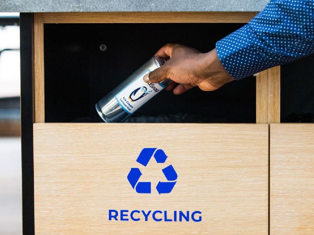 recycling an aluminum can