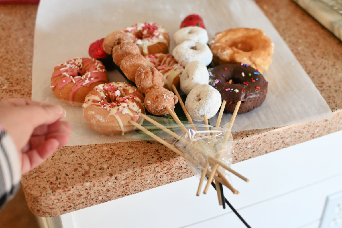 Who Needs Flowers?! DIY Donut Bouquet (Edible Gift Idea) Hip2Save