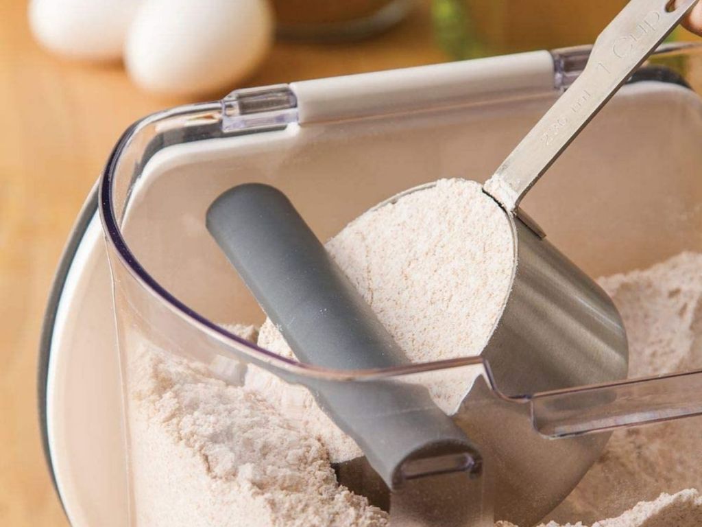 Prepworks ProKeepers Bakers 6-piece Storage Set flour holder with leveler being demnstarted