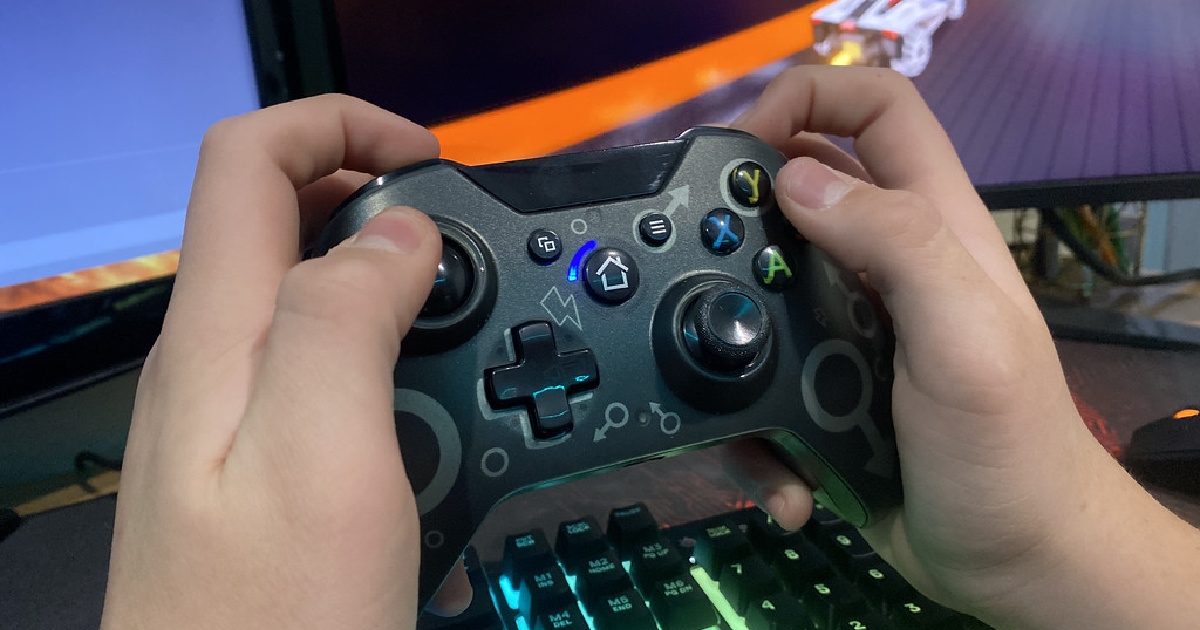 hands holding an xbox game controller