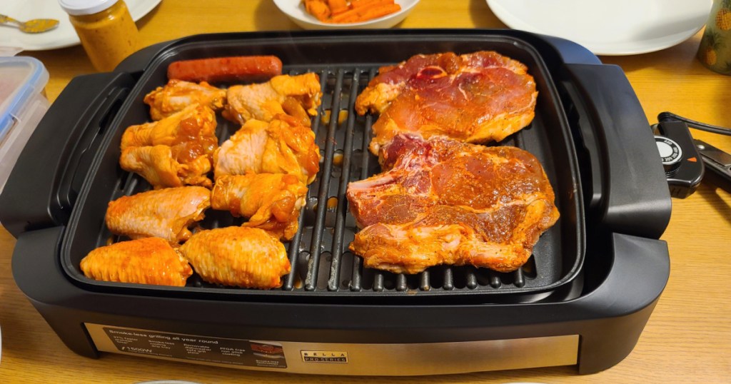 bella indoor smokeless grill with chicken on it