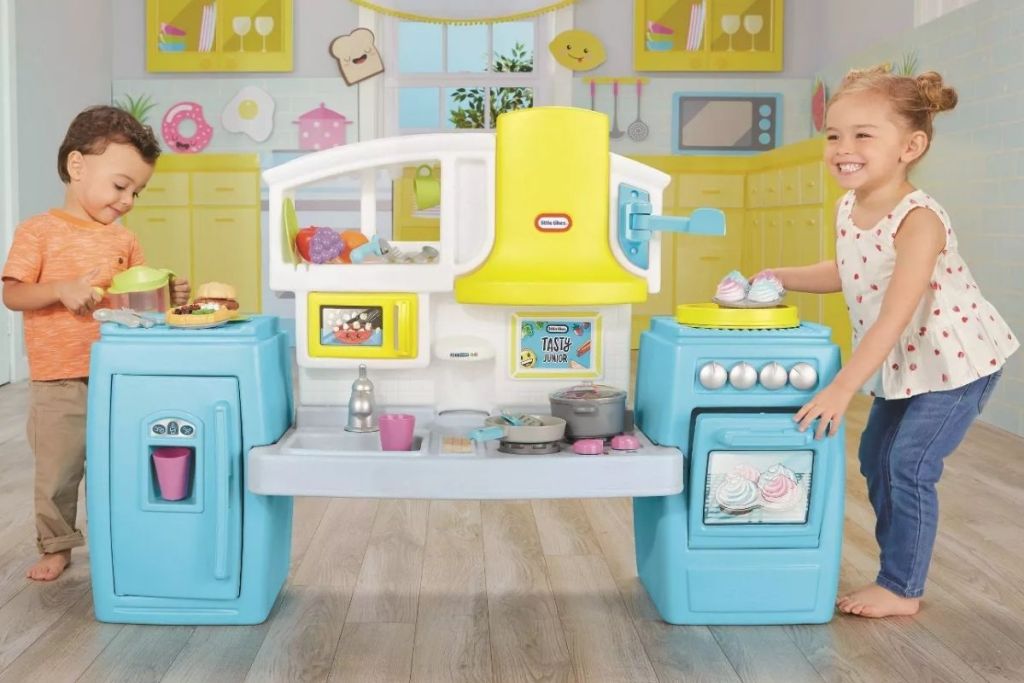 2 kids playing in Little Tikes Kitchen