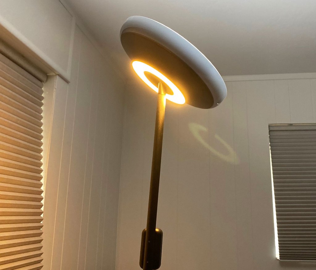 showing top and bottom lights on a floor lamp