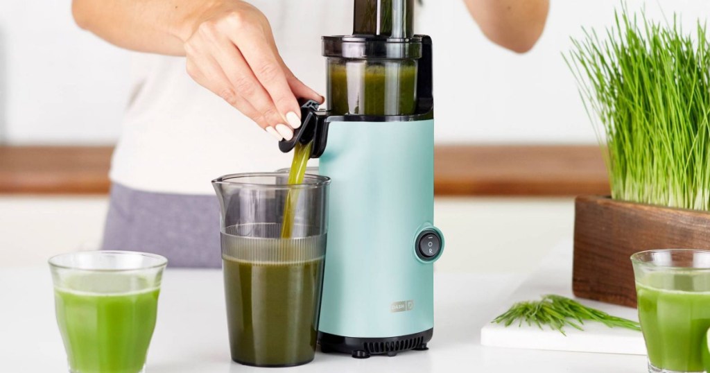 dash juicer making green juice