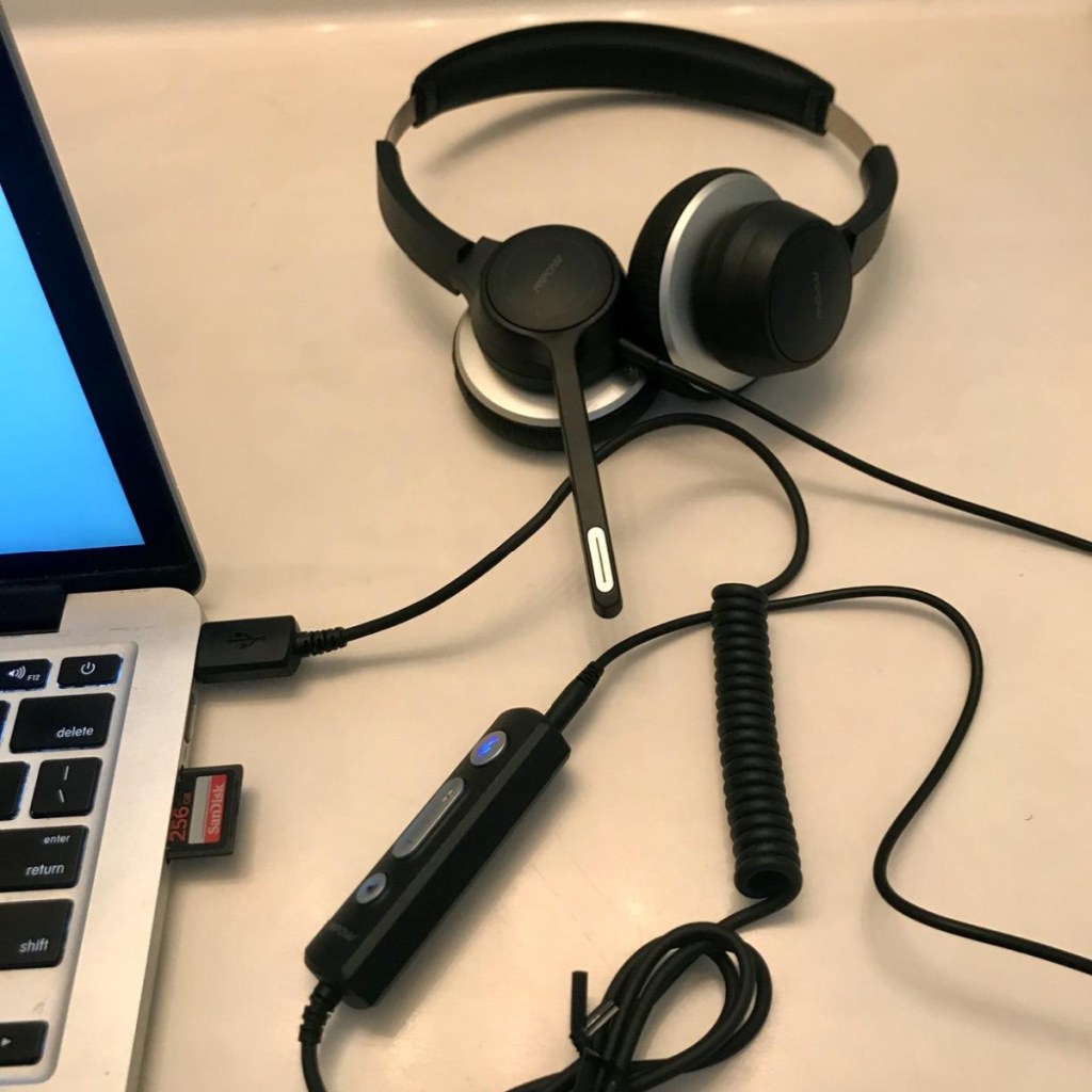 wired headset conneced to laptop